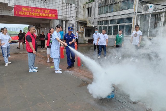 体验灭火器灭火。龙浩摄