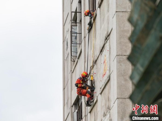 贵州消防开展地震救援实战演练